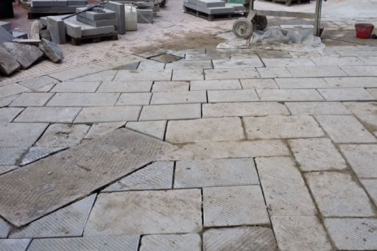 Realizzazione pavimentazione in pietra serena 01